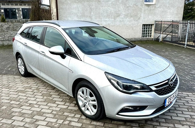 Opel Astra cena 37900 przebieg: 168000, rok produkcji 2017 z Wąbrzeźno małe 121